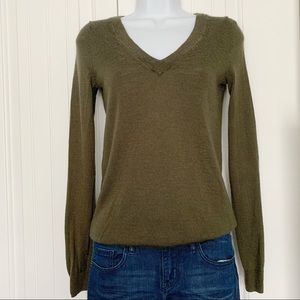 GAP UltraSoft Wool V-neck Sweater in Army Green XS